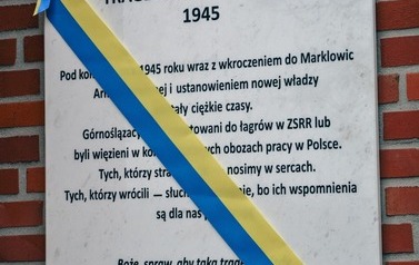 Odsłonięcie tablicy upamiętniającej ofiary Tragedii G&oacute;rnośląskiej w Marklowicach 1
