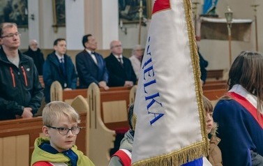 Odsłonięcie tablicy upamiętniającej ofiary Tragedii G&oacute;rnośląskiej w Marklowicach 8