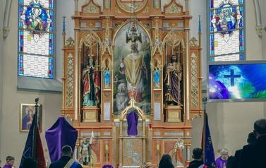 Odsłonięcie tablicy upamiętniającej ofiary Tragedii G&oacute;rnośląskiej w Marklowicach 10