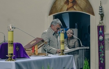 Odsłonięcie tablicy upamiętniającej ofiary Tragedii G&oacute;rnośląskiej w Marklowicach 12