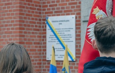 Odsłonięcie tablicy upamiętniającej ofiary Tragedii G&oacute;rnośląskiej w Marklowicach 15