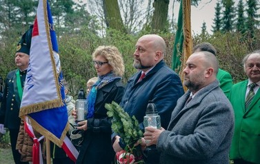 Odsłonięcie tablicy upamiętniającej ofiary Tragedii G&oacute;rnośląskiej w Marklowicach 17