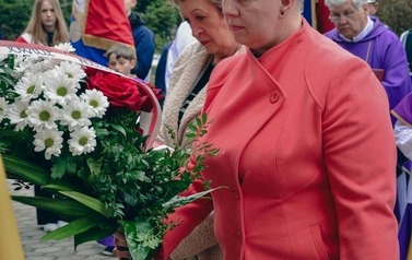 Odsłonięcie tablicy upamiętniającej ofiary Tragedii G&oacute;rnośląskiej w Marklowicach 18