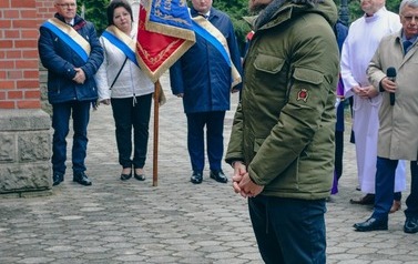 Odsłonięcie tablicy upamiętniającej ofiary Tragedii G&oacute;rnośląskiej w Marklowicach 19