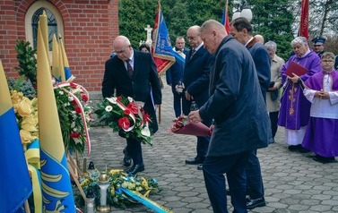 Odsłonięcie tablicy upamiętniającej ofiary Tragedii G&oacute;rnośląskiej w Marklowicach 20