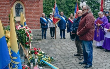 Odsłonięcie tablicy upamiętniającej ofiary Tragedii G&oacute;rnośląskiej w Marklowicach 21