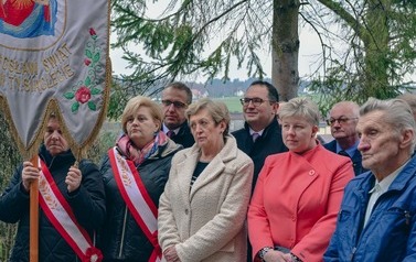 Odsłonięcie tablicy upamiętniającej ofiary Tragedii G&oacute;rnośląskiej w Marklowicach 23