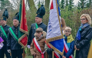 Odsłonięcie tablicy upamiętniającej ofiary Tragedii G&oacute;rnośląskiej w Marklowicach 24