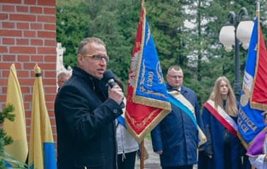 Odsłonięcie tablicy upamiętniającej ofiary Tragedii G&oacute;rnośląskiej w Marklowicach 25