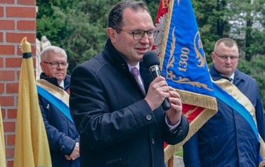 Odsłonięcie tablicy upamiętniającej ofiary Tragedii G&oacute;rnośląskiej w Marklowicach 27