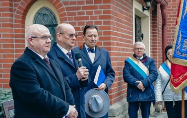 Odsłonięcie tablicy upamiętniającej ofiary Tragedii G&oacute;rnośląskiej w Marklowicach 28
