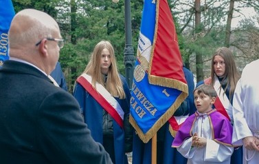Odsłonięcie tablicy upamiętniającej ofiary Tragedii G&oacute;rnośląskiej w Marklowicach 29