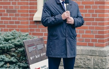 Odsłonięcie tablicy upamiętniającej ofiary Tragedii G&oacute;rnośląskiej w Marklowicach 31