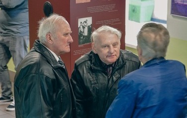 Odsłonięcie tablicy upamiętniającej ofiary Tragedii G&oacute;rnośląskiej w Marklowicach 36