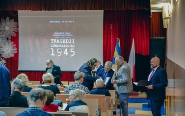 Odsłonięcie tablicy upamiętniającej ofiary Tragedii G&oacute;rnośląskiej w Marklowicach 37