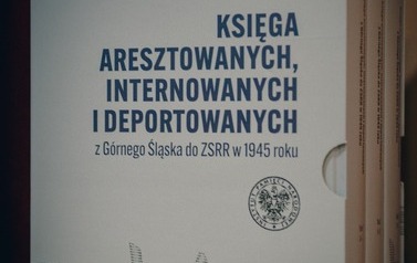 Odsłonięcie tablicy upamiętniającej ofiary Tragedii G&oacute;rnośląskiej w Marklowicach 41
