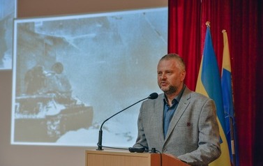 Odsłonięcie tablicy upamiętniającej ofiary Tragedii G&oacute;rnośląskiej w Marklowicach 43