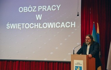Odsłonięcie tablicy upamiętniającej ofiary Tragedii G&oacute;rnośląskiej w Marklowicach 44