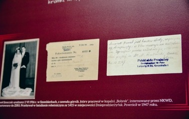 Odsłonięcie tablicy upamiętniającej ofiary Tragedii G&oacute;rnośląskiej w Marklowicach 46