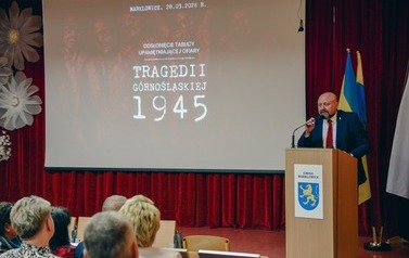 Odsłonięcie tablicy upamiętniającej ofiary Tragedii G&oacute;rnośląskiej w Marklowicach 49