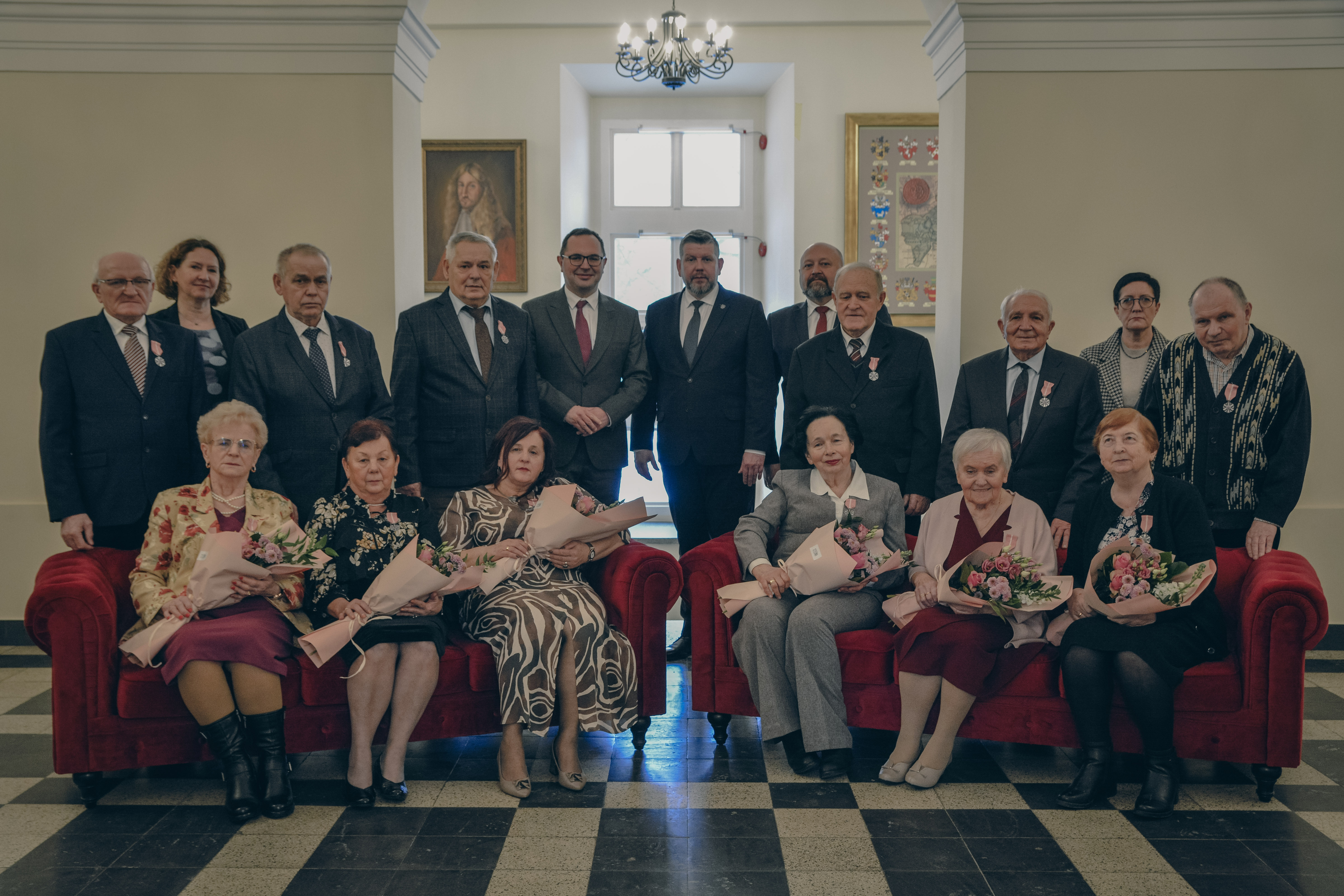Na korytarzu w&nbsp;Pałacu Dietrichstein&oacute;w pary obchodzące Jubileusz Złotych God&oacute;w