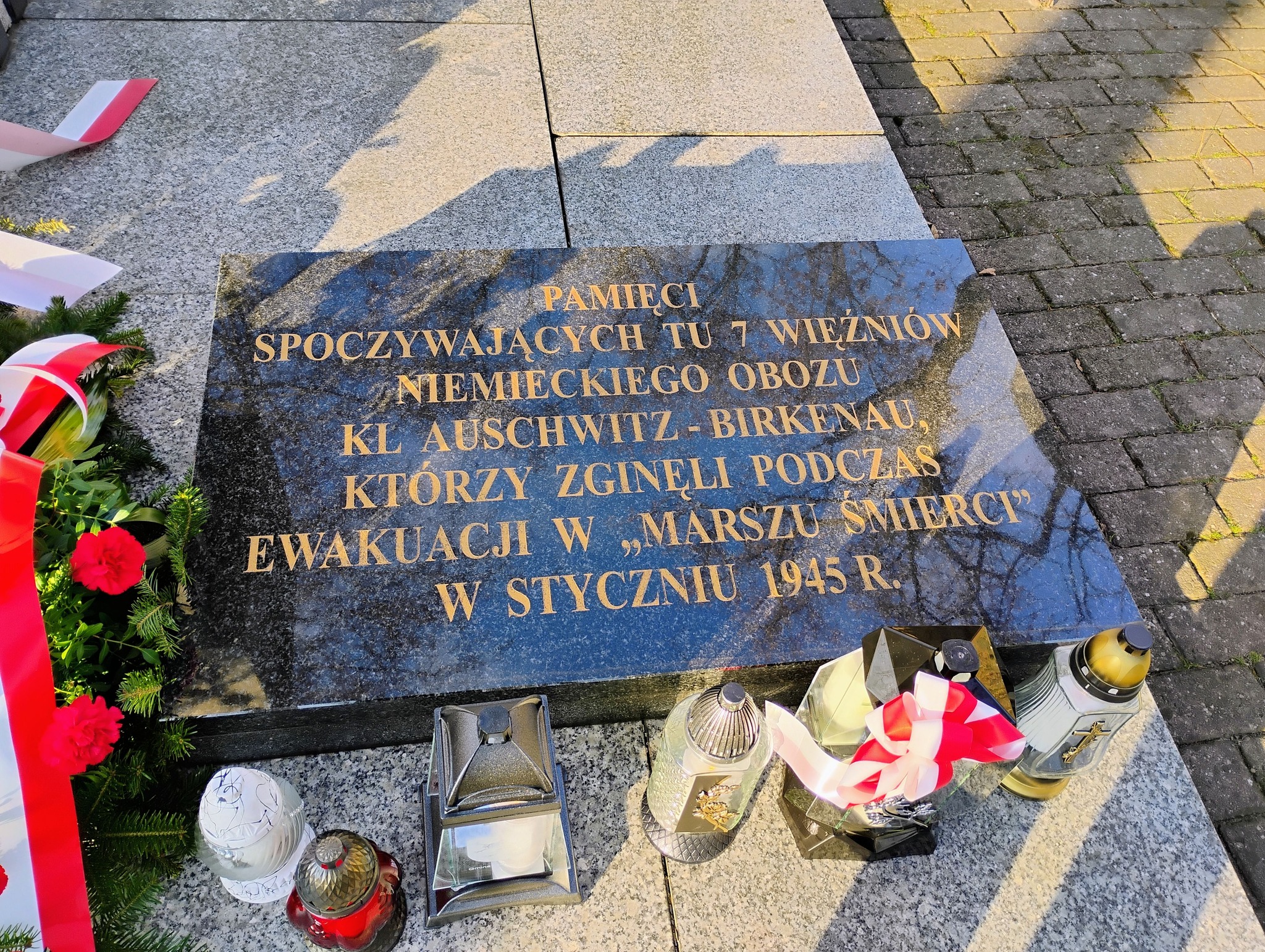 Płyta upamiętniająca 7 więźni&oacute;w niemieckiego obozu KL Auschwitz-Birkenau, kt&oacute;rzy zginęli w&nbsp;Marszu Śmierci na&nbsp;terenie Marklowic