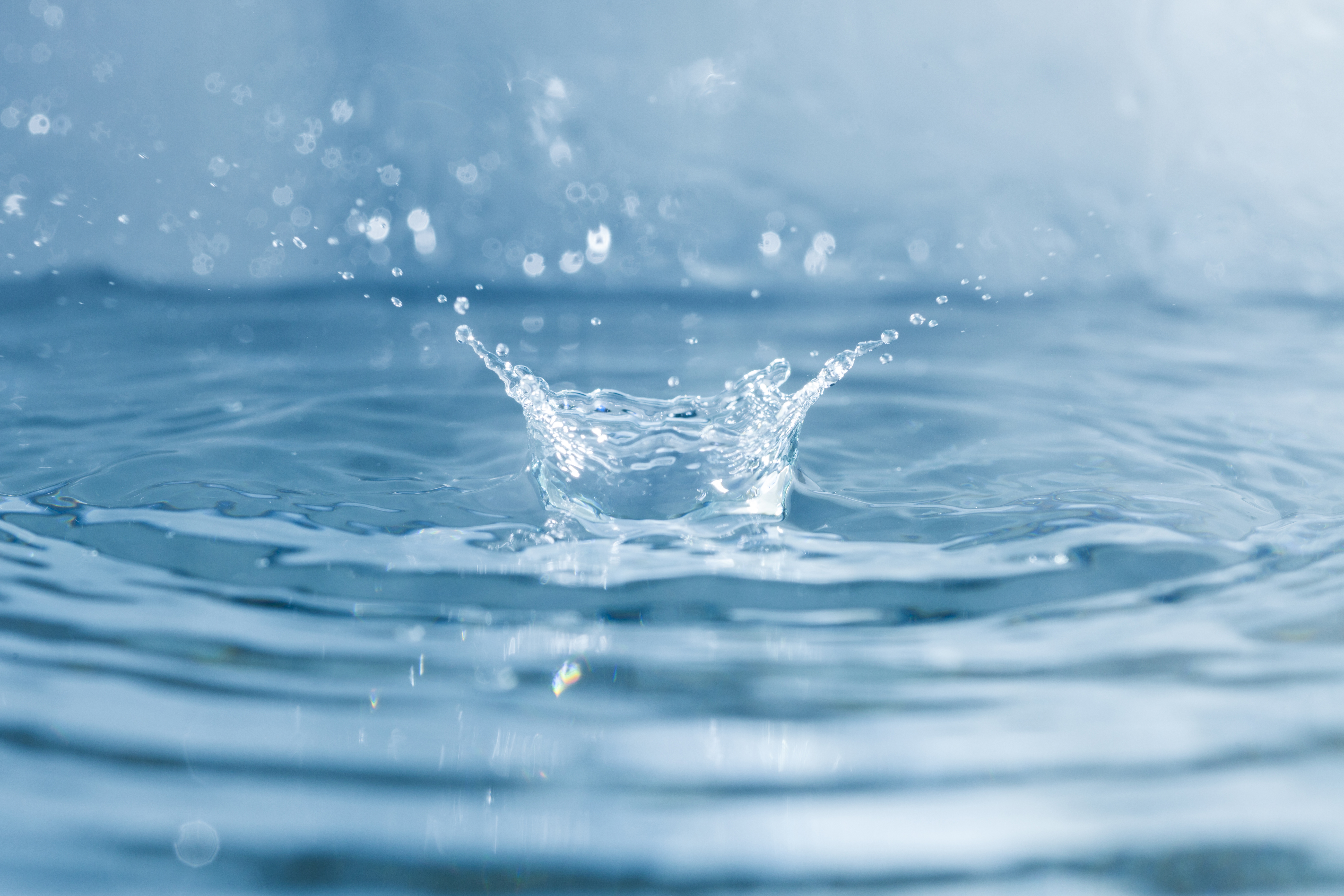 Zmącona tafla czystej wody przez spadającą kroplę