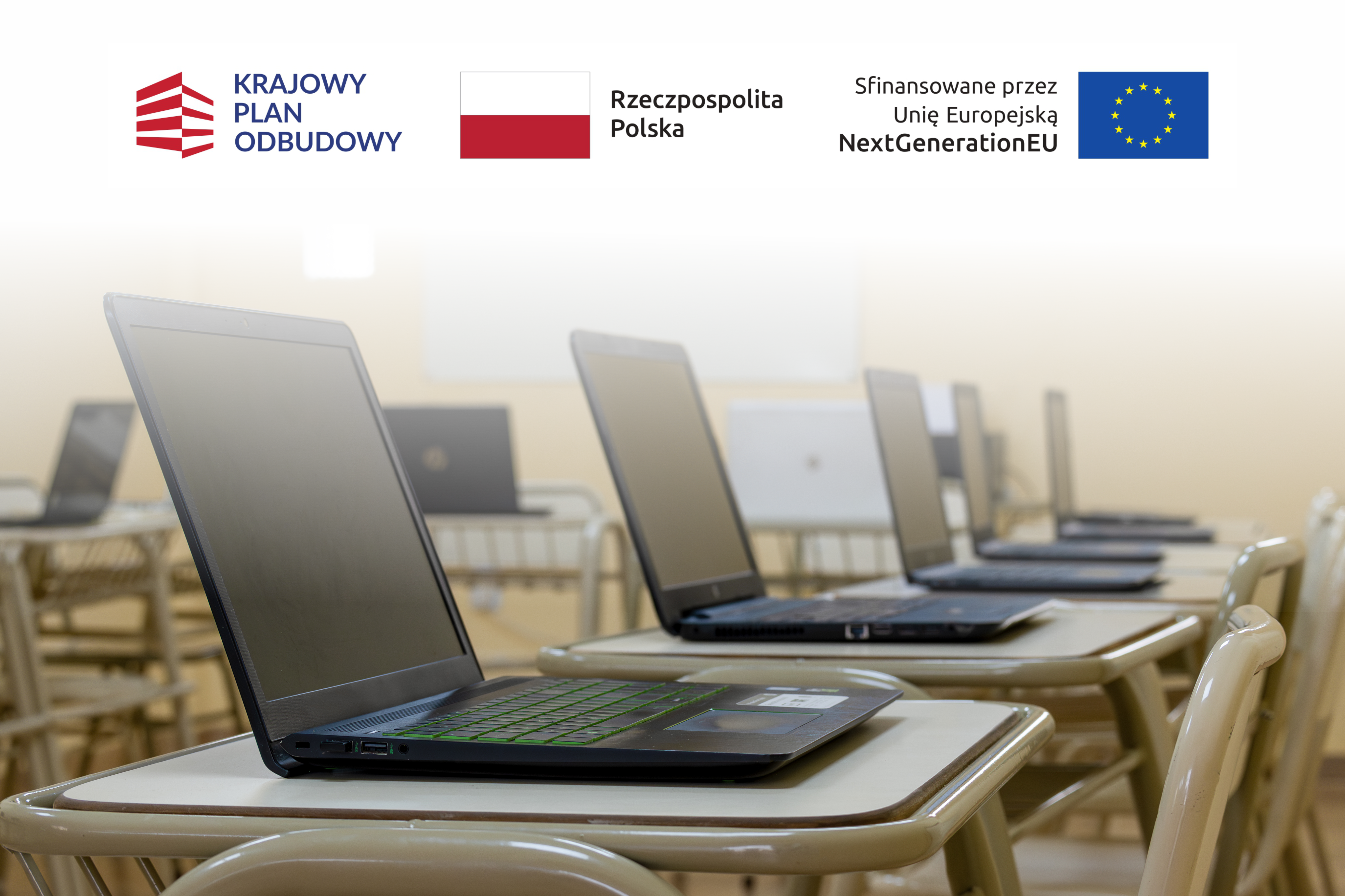 Kilka otwartych laptop&oacute;w leży na&nbsp;stolikach w&nbsp;sali zajęć, u g&oacute;ry logo KPO, barwy Reczpospolitej Polskiej oraz&nbsp;znak NEXT GENERATION EU