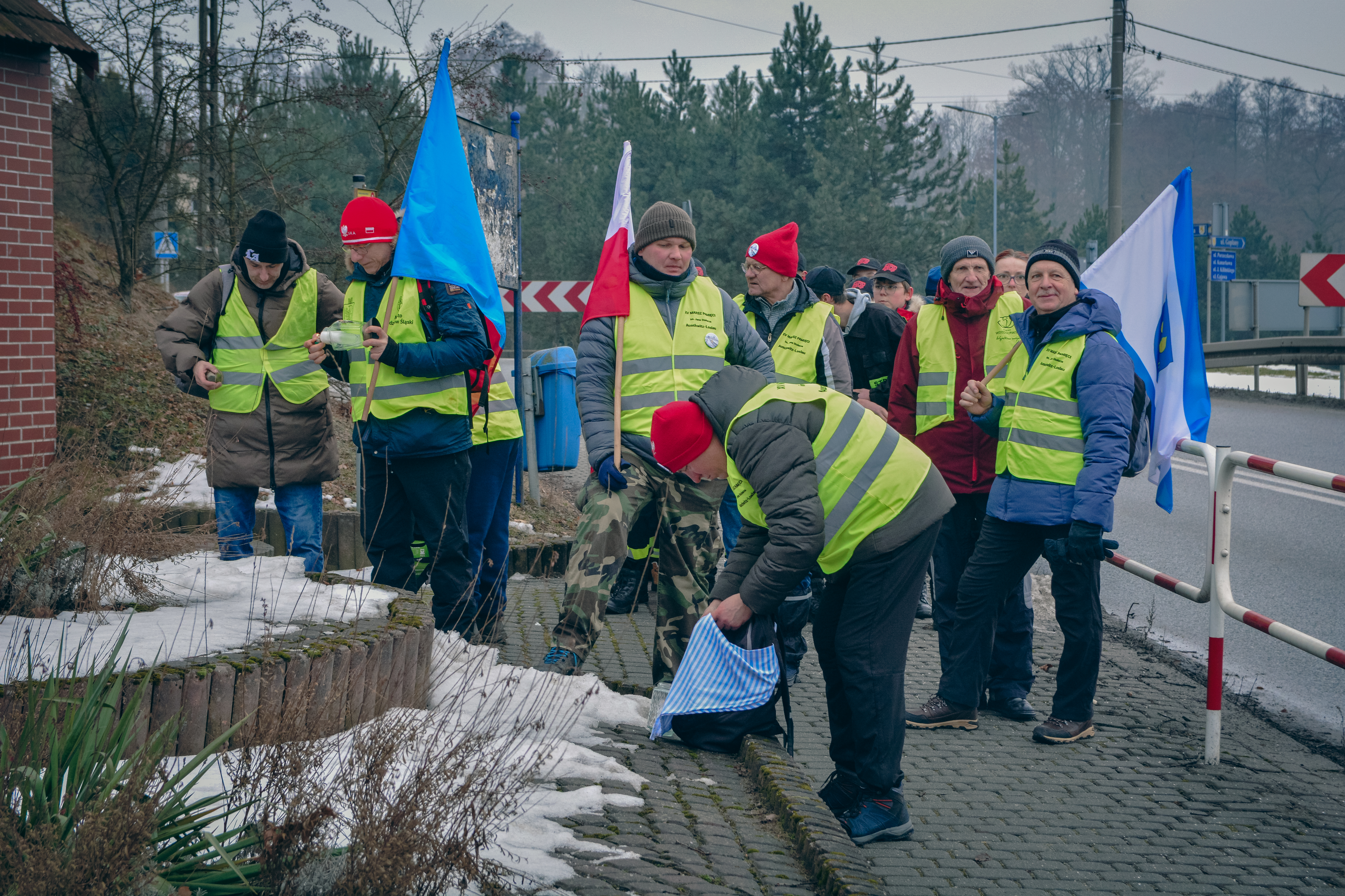 Piechurzy II Marszu Pamięci w&nbsp;odblaskowych kamizelkach