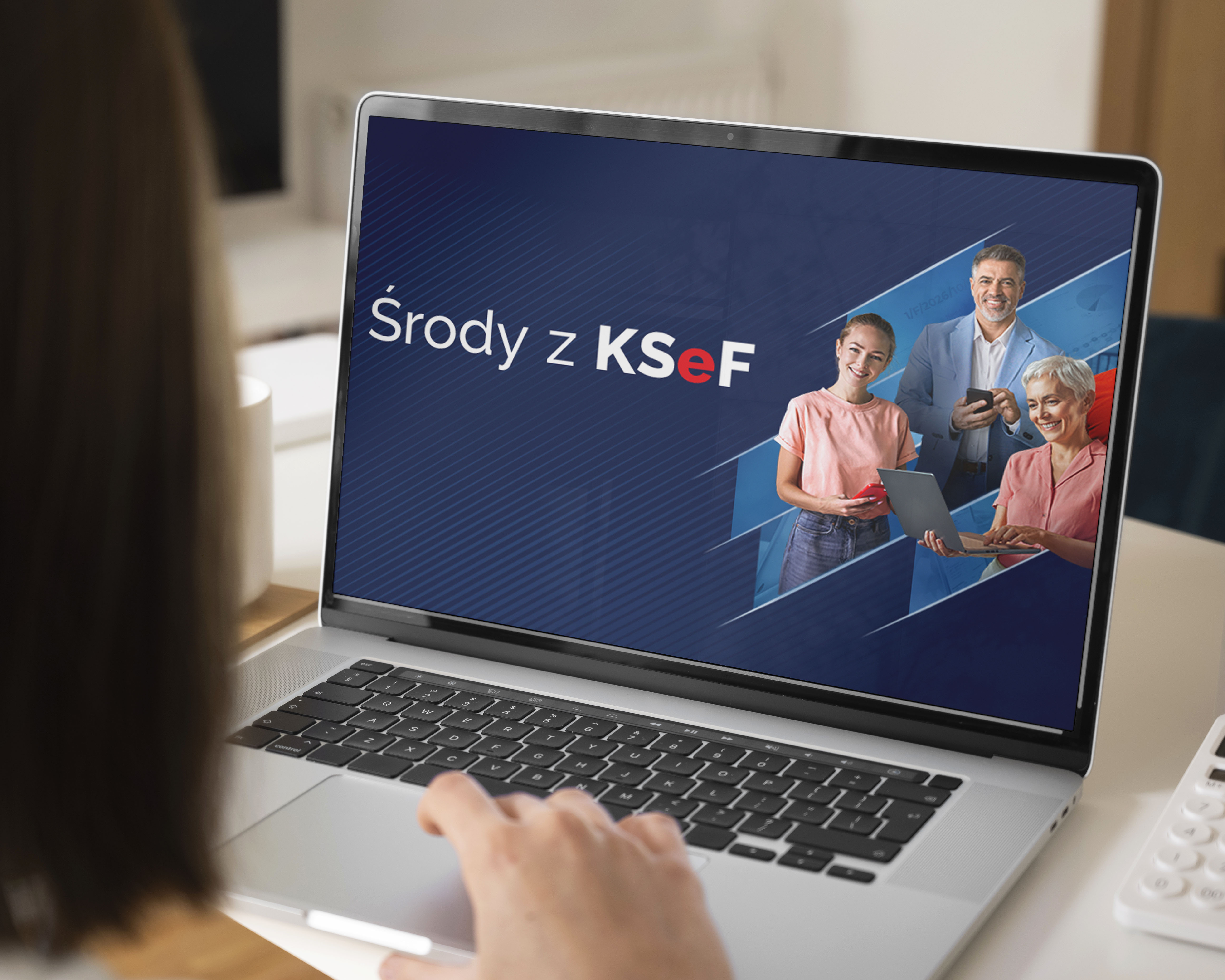 Postać przy stoliku, na&nbsp;kt&oacute;rym jest rozłożony laptop, na&nbsp;pulpicię na&nbsp;granatowym tle napis "Środy z&nbsp;KSeF"