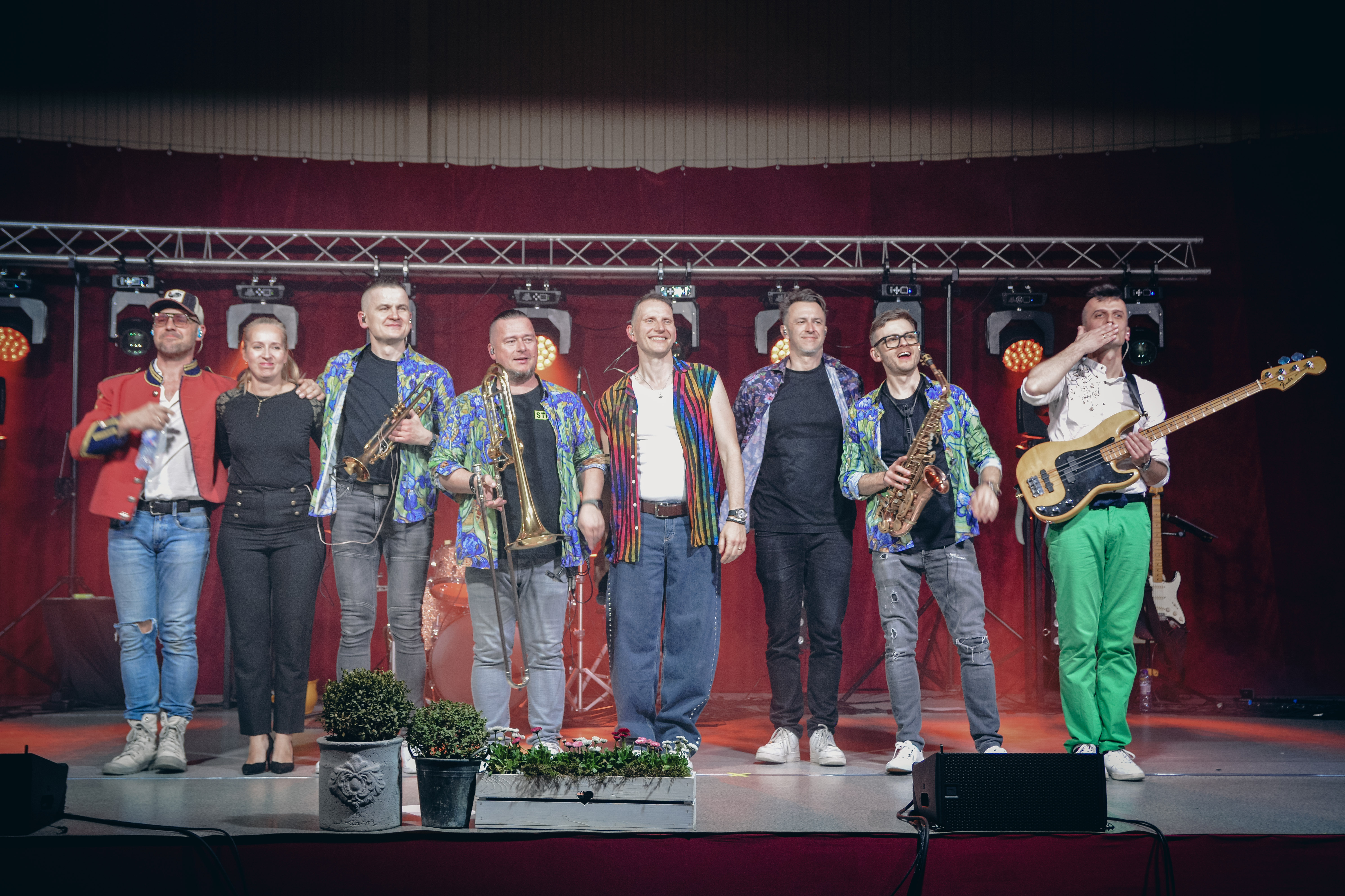 Członkowie zespołu Roszak Show na&nbsp;scenie, kłaniają się po występie