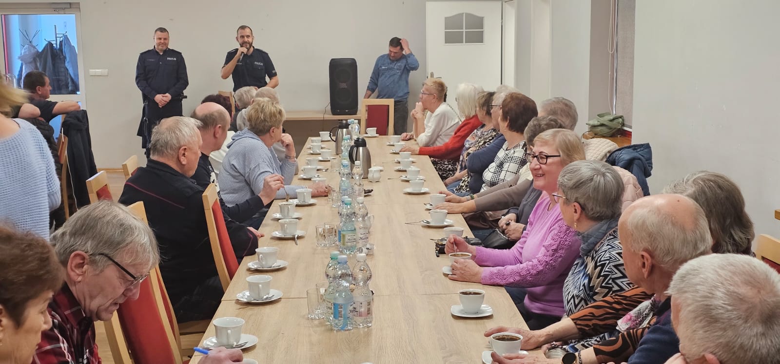 Grupa senior&oacute;w na&nbsp;spotkaniu z&nbsp;policją w&nbsp;sali remizy OSP Marklowice