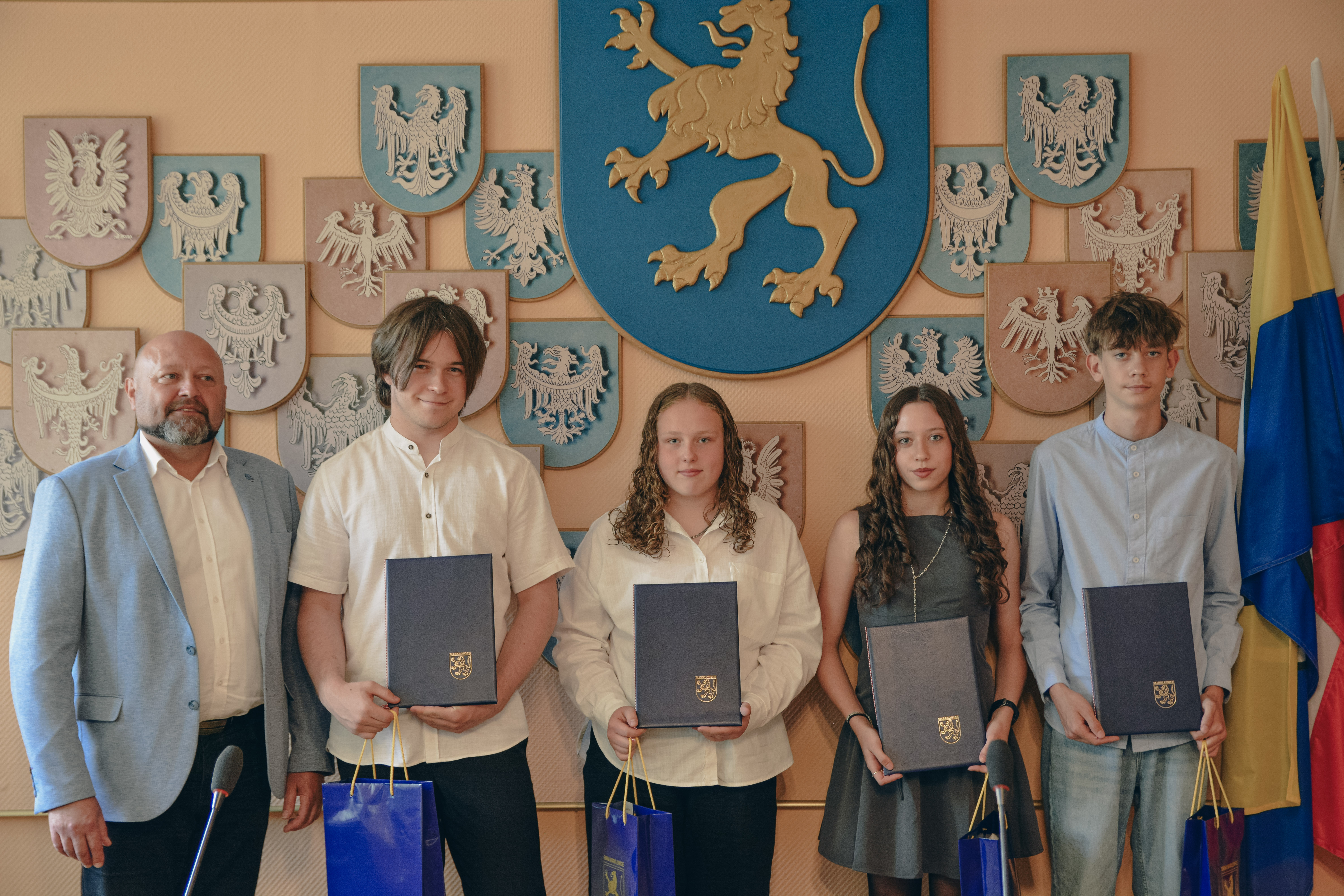 Czterech młodych sportowc&oacute;w pozuje do zdjęcia z&nbsp;W&oacute;jtem Gminy Marklowice