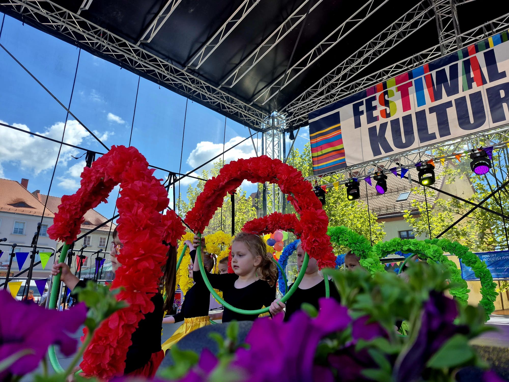 Dzieci w&nbsp;czasie występu na&nbsp;scenie podczas Powiatowego Festiwalu Kultury