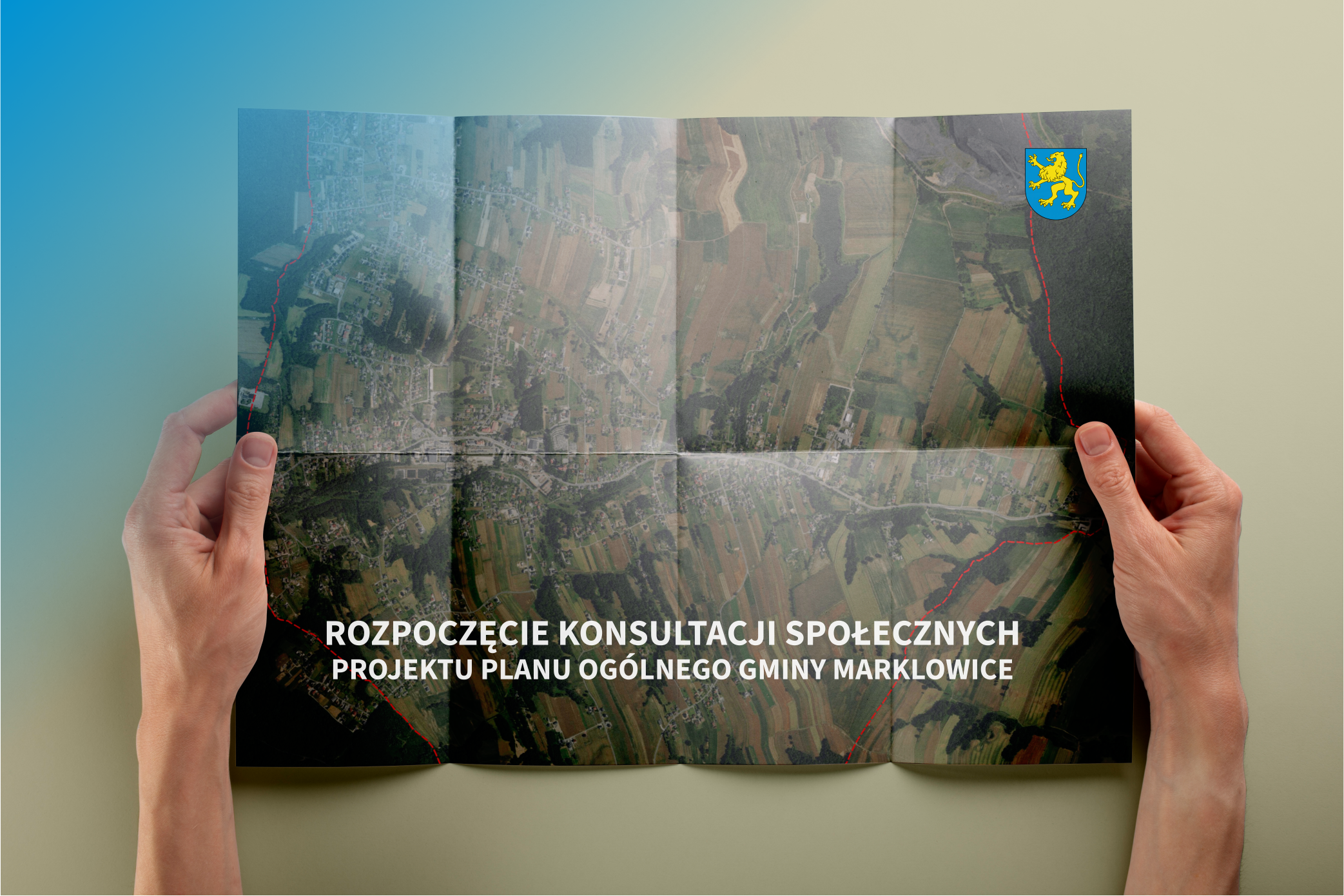 Czyjeś ręce trzymają rozłożoną mapę z&nbsp;powierzchnią Marklowic