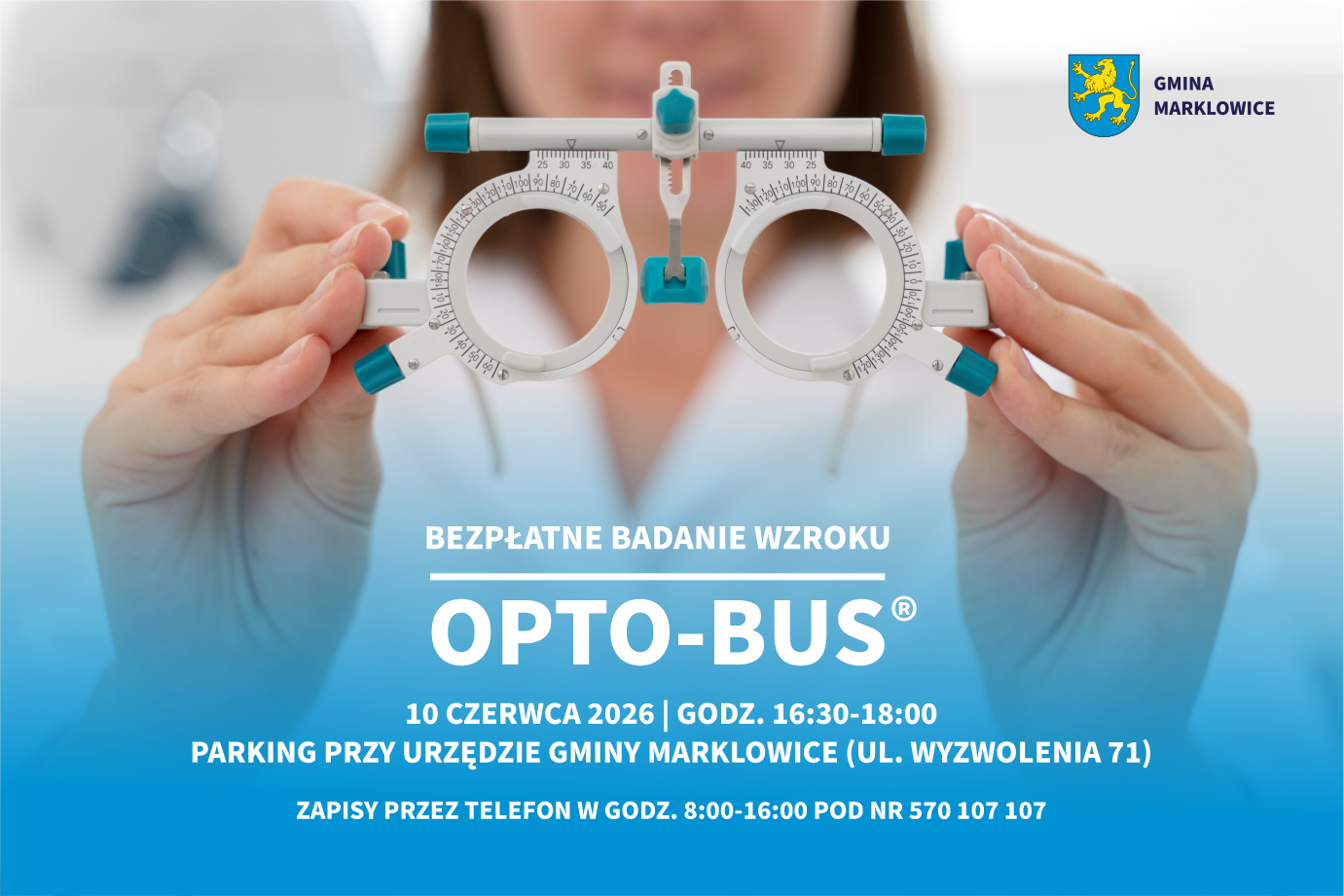 Osoba w&nbsp;białym kitlu trzyma przed sobą w&nbsp;dłoniach przyrząd optometryczny, pod spodem ogłoszenie o&nbsp;bezpłatnym badaniu wzroku