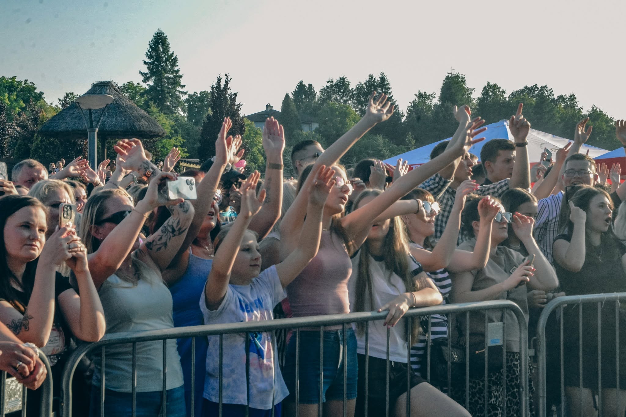 Uczestnicy Święta Gminy 2025 bawią się na&nbsp;koncercie
