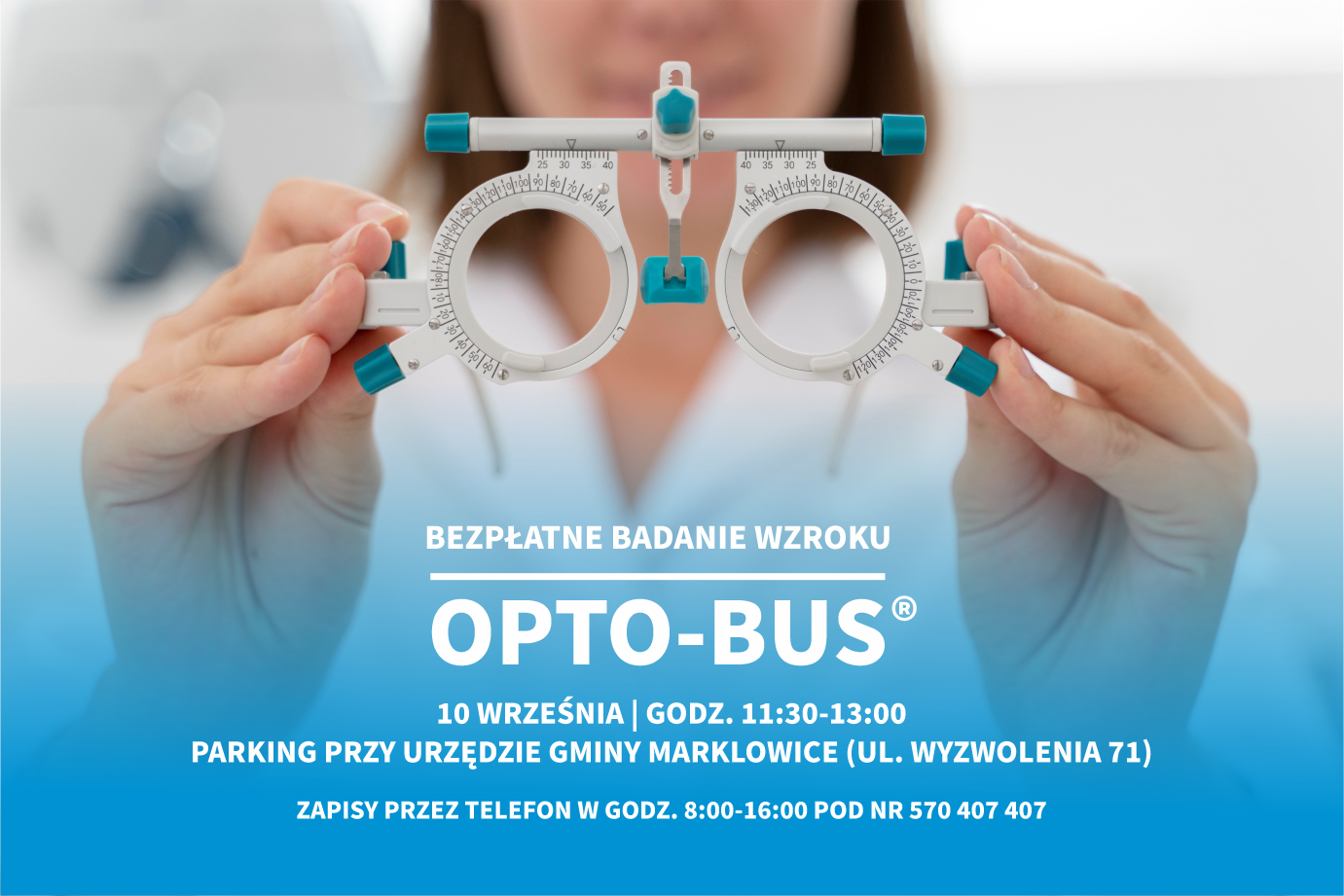 Osoba w&nbsp;białym kitlu trzyma przed sobą urządzenie do badania wzroku