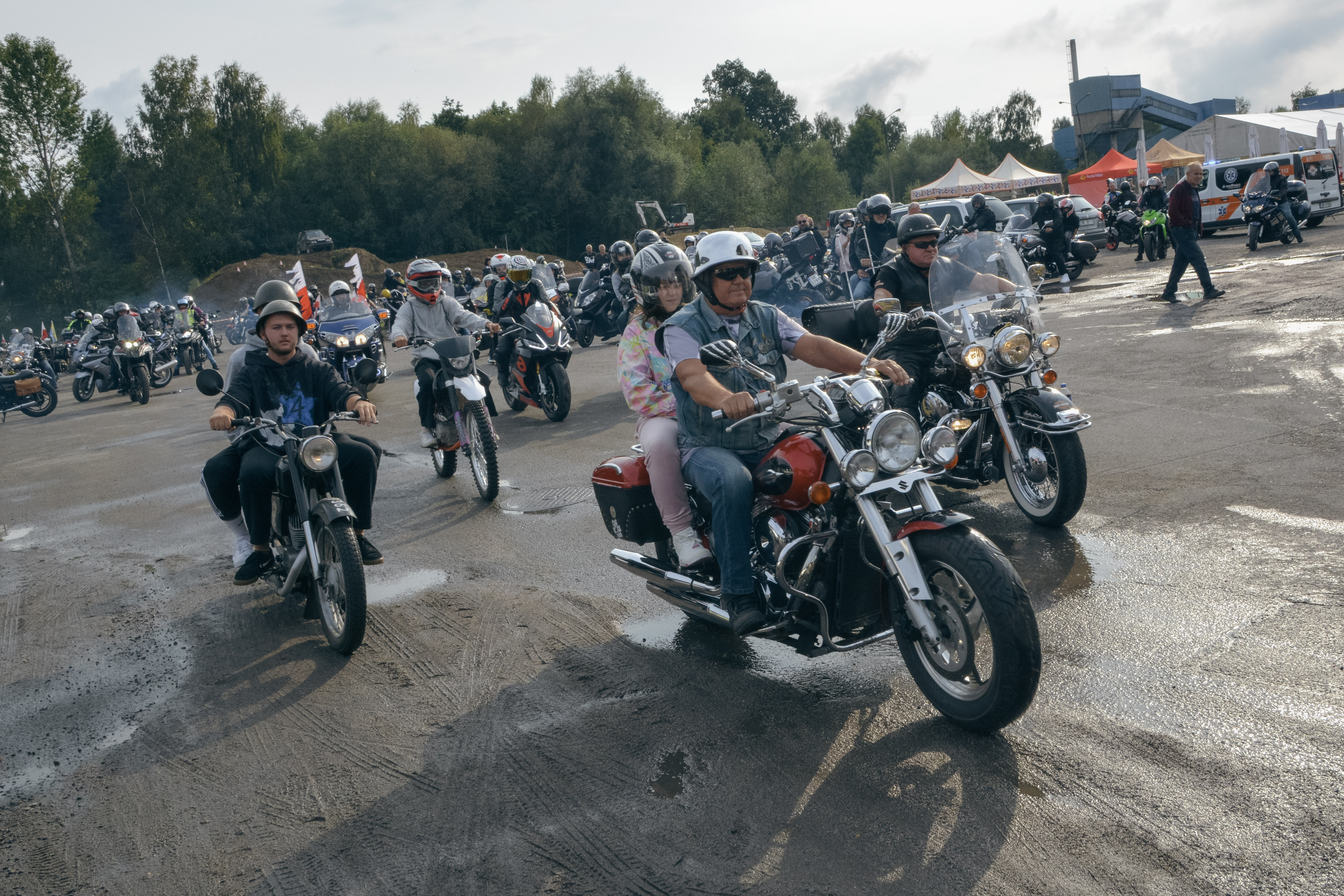 Uczestnicy zeszłorocznego Marklowickiego Zlotu Motocyklowego na&nbsp;swoich motocyklach na&nbsp;placu za Urzędem Gminy Marklowice, wyjeżdżają na&nbsp;paradę ulicami Marklowic