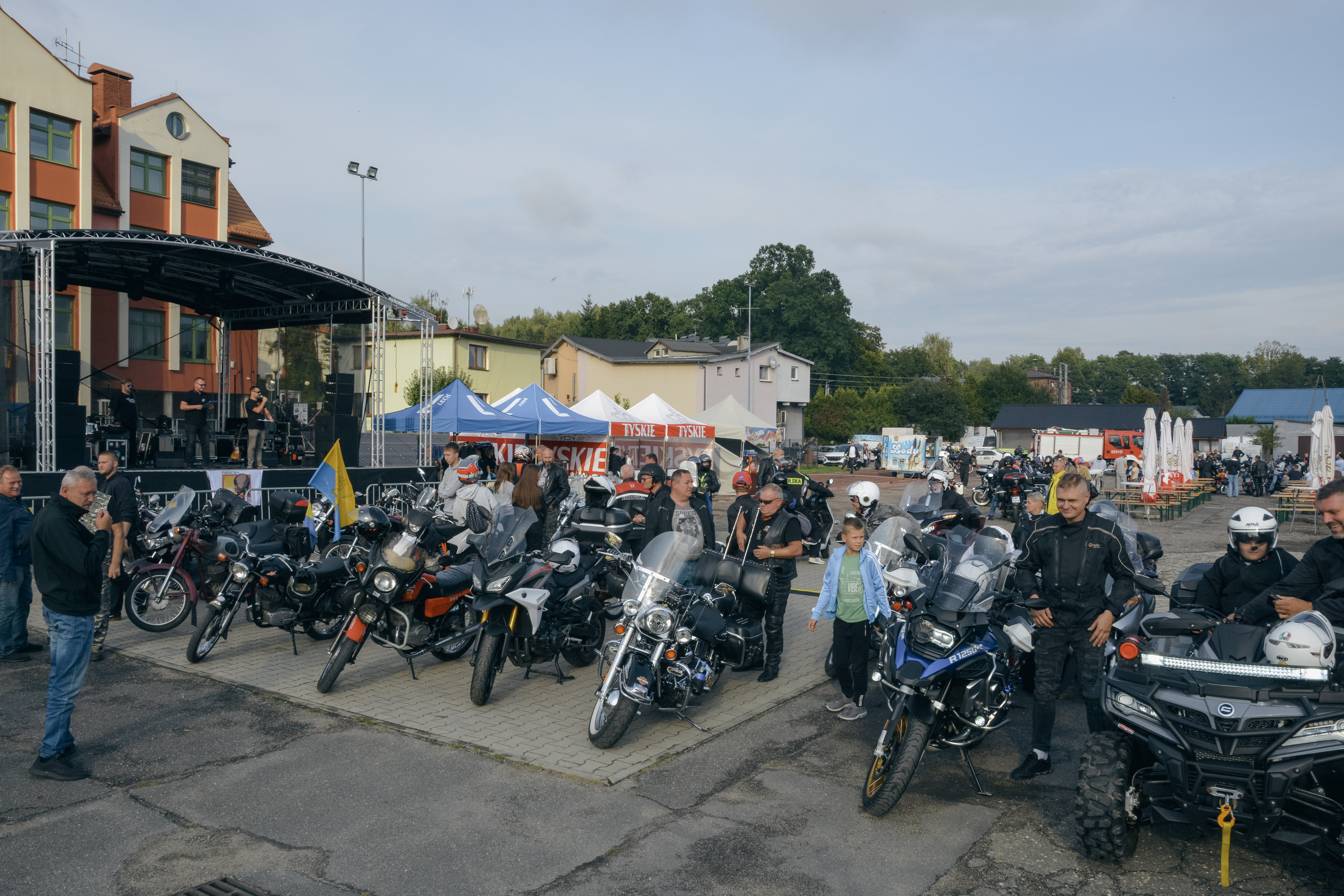 Motocykle oraz&nbsp;ich właściciele na&nbsp;dużym placu w&nbsp;trakcie zeszłorocznej edycji Marklowickiego Zlotu Motocyklowego