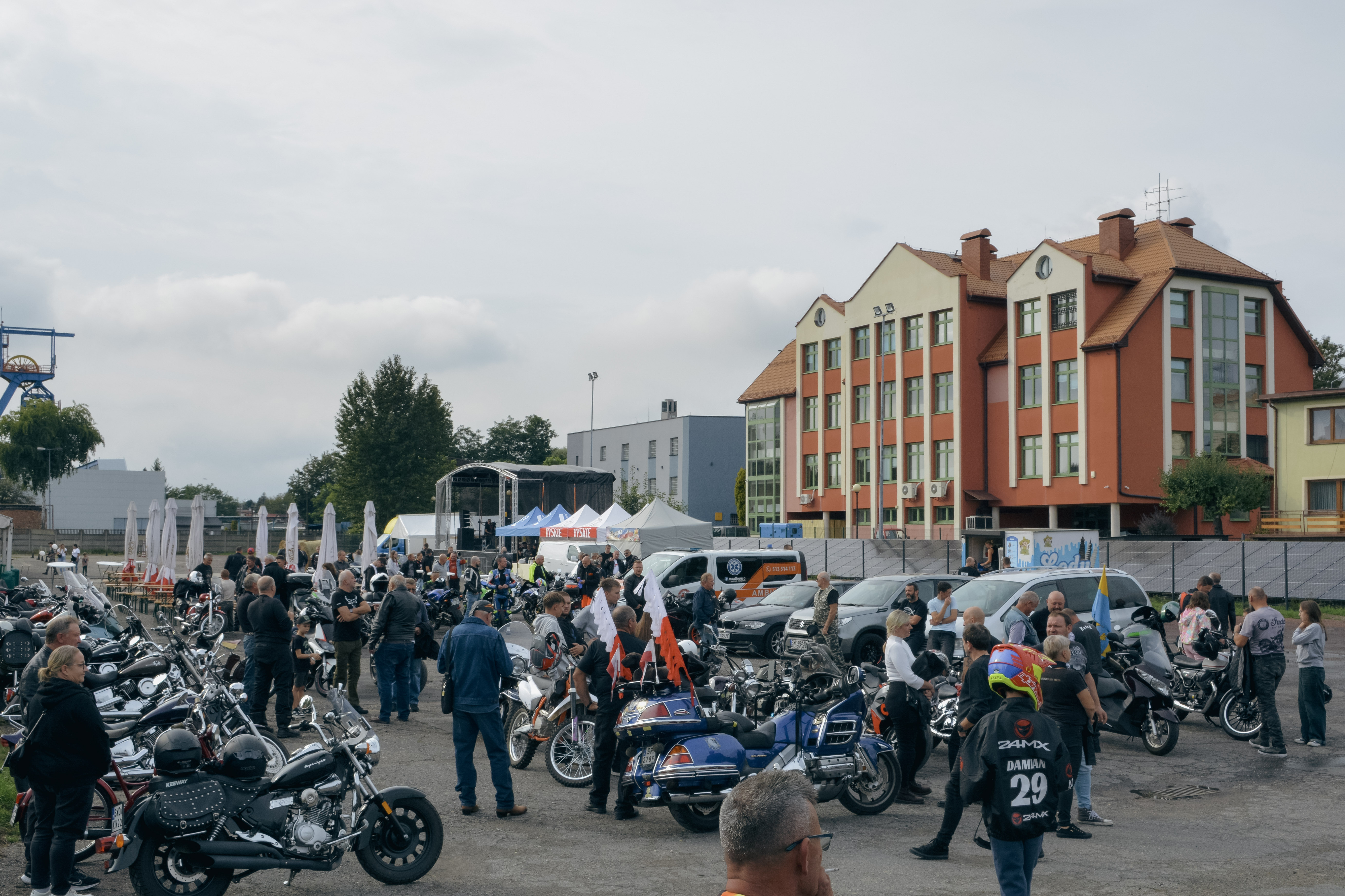Motocykle zaparkowane na&nbsp;placu przy Urzędzie Gminy Marklowice
