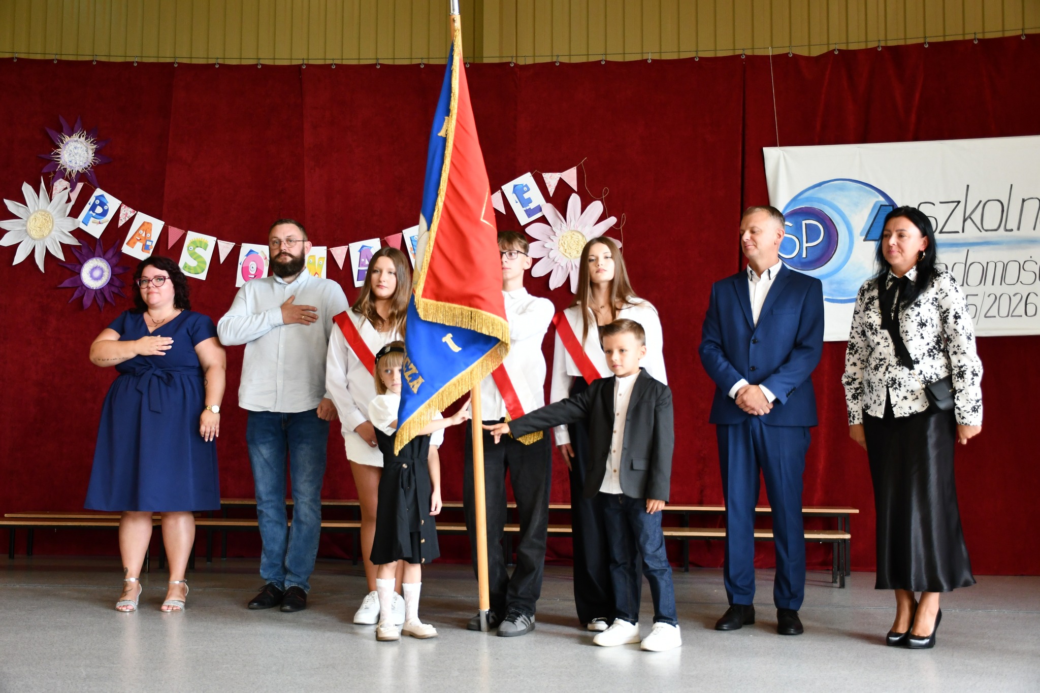 Uczniowie oraz&nbsp;władze szkoły na&nbsp;uroczystym rozpoczęciu roku szkolnego