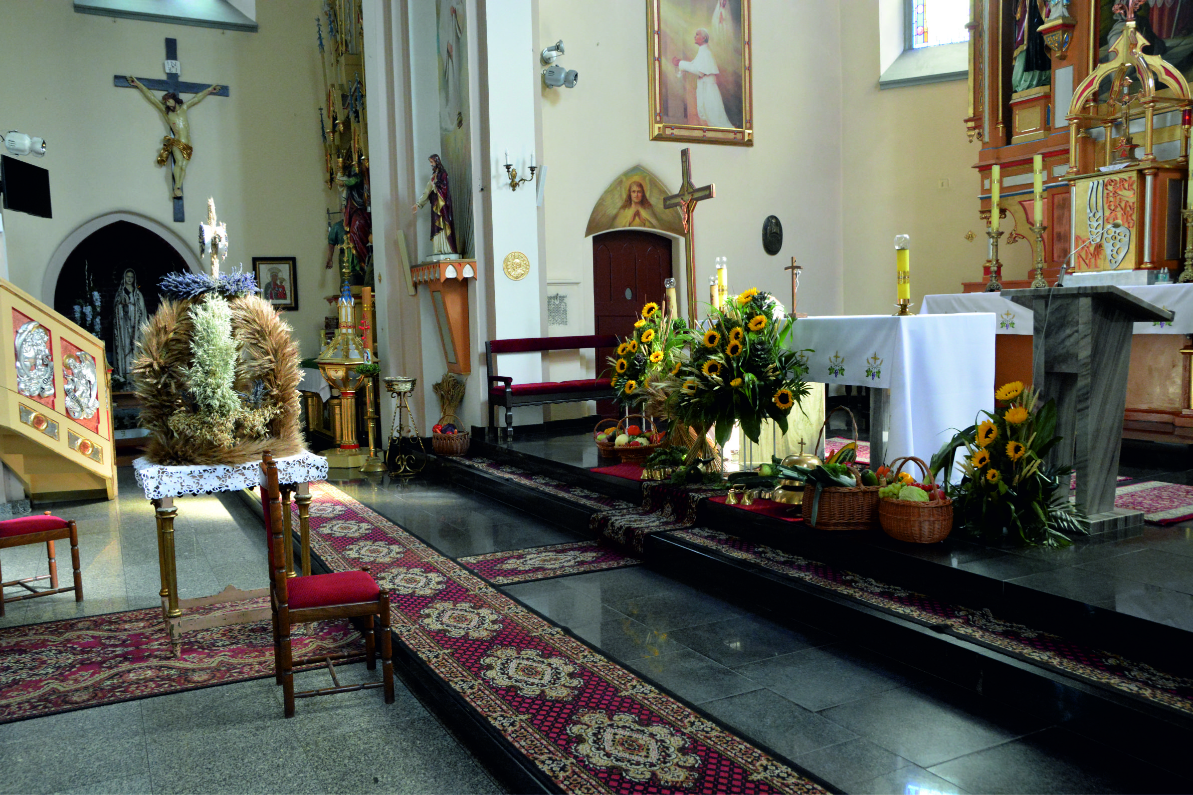 Widok na&nbsp;ołtarz w&nbsp;kościele, przystrojony plonami ze zbior&oacute;w