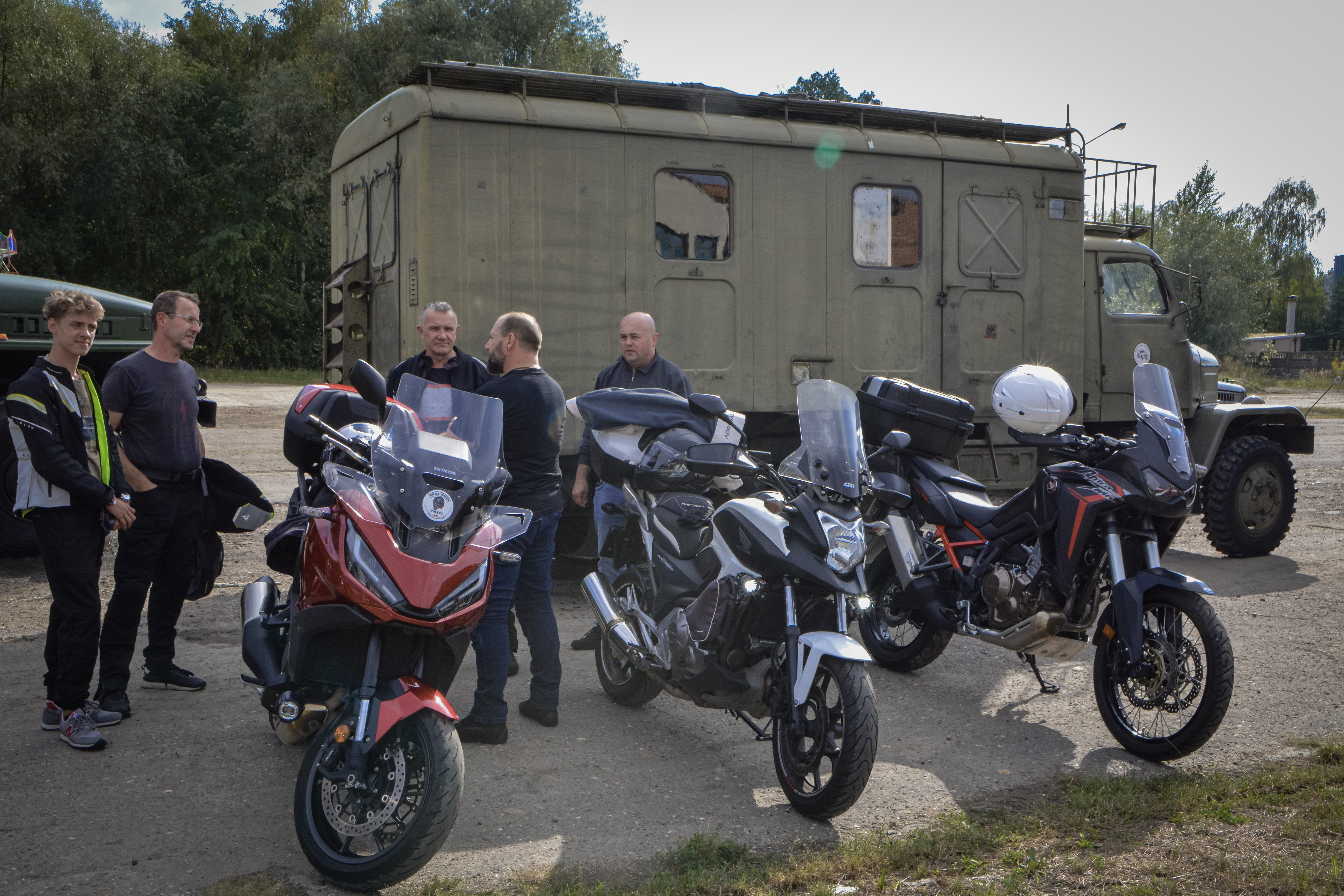 Ustawione w&nbsp;rzędzie motocykle, obok nich ich właściciele, w&nbsp;tle pojazd wojskowy na&nbsp;IX Marklowickim Zlocie Motocyklowym