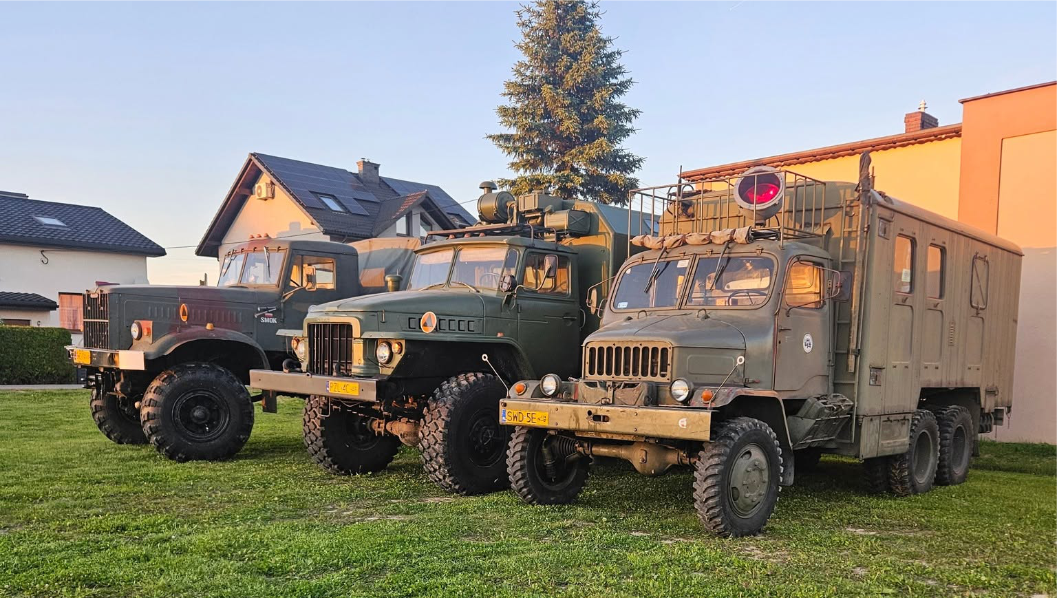 3 Wozy militarne stoją na&nbsp;trawie