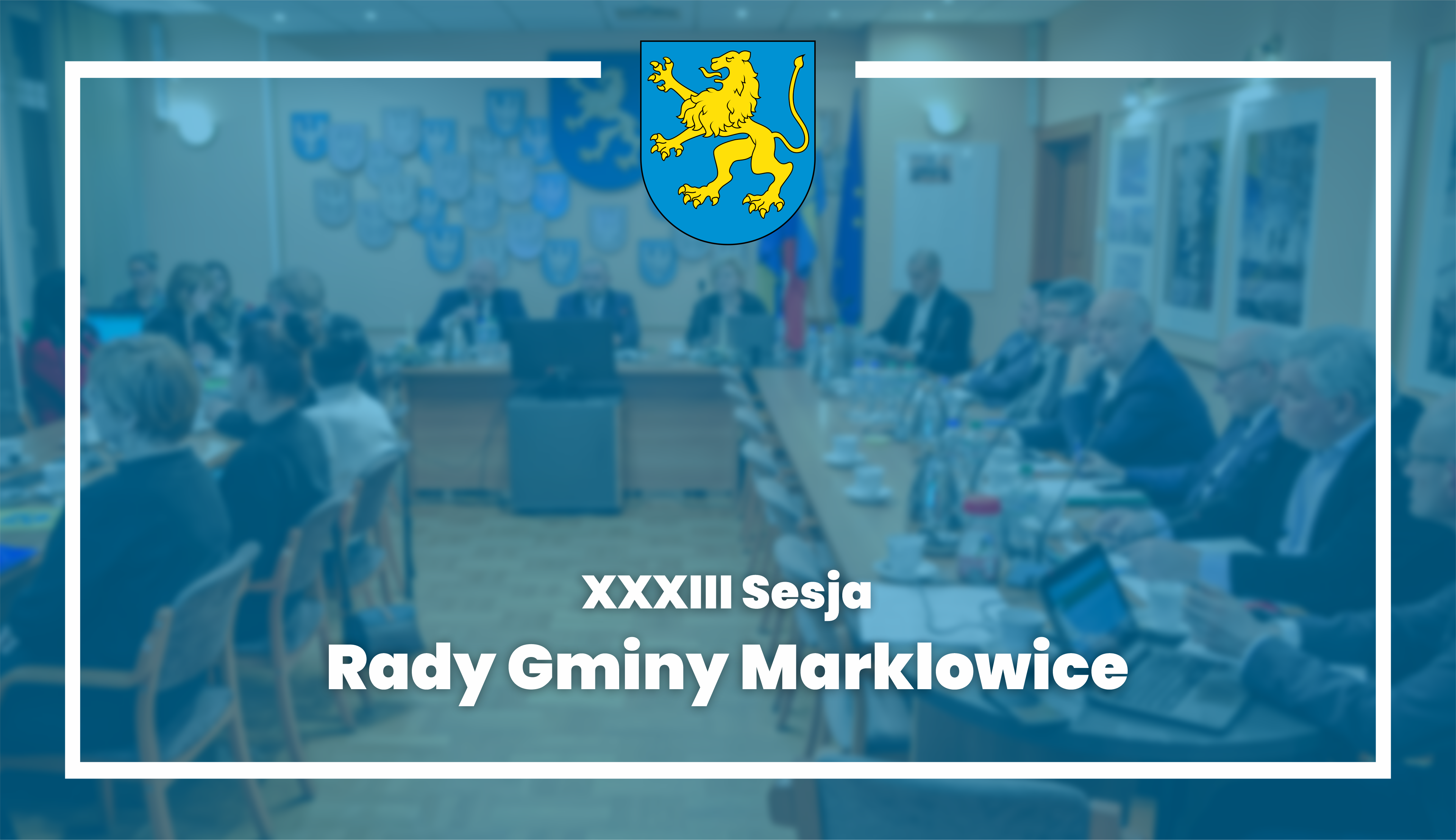Zblurowane zdjęcie z&nbsp;sesji Rady Gminy Marklowice w&nbsp;sali obrad Urzędu Gminy Marklowice, na&nbsp;tym nałożona niebieska apla z&nbsp;herbem Gminy oraz&nbsp;napisami 23. sesja Rady Gminy Marklowice