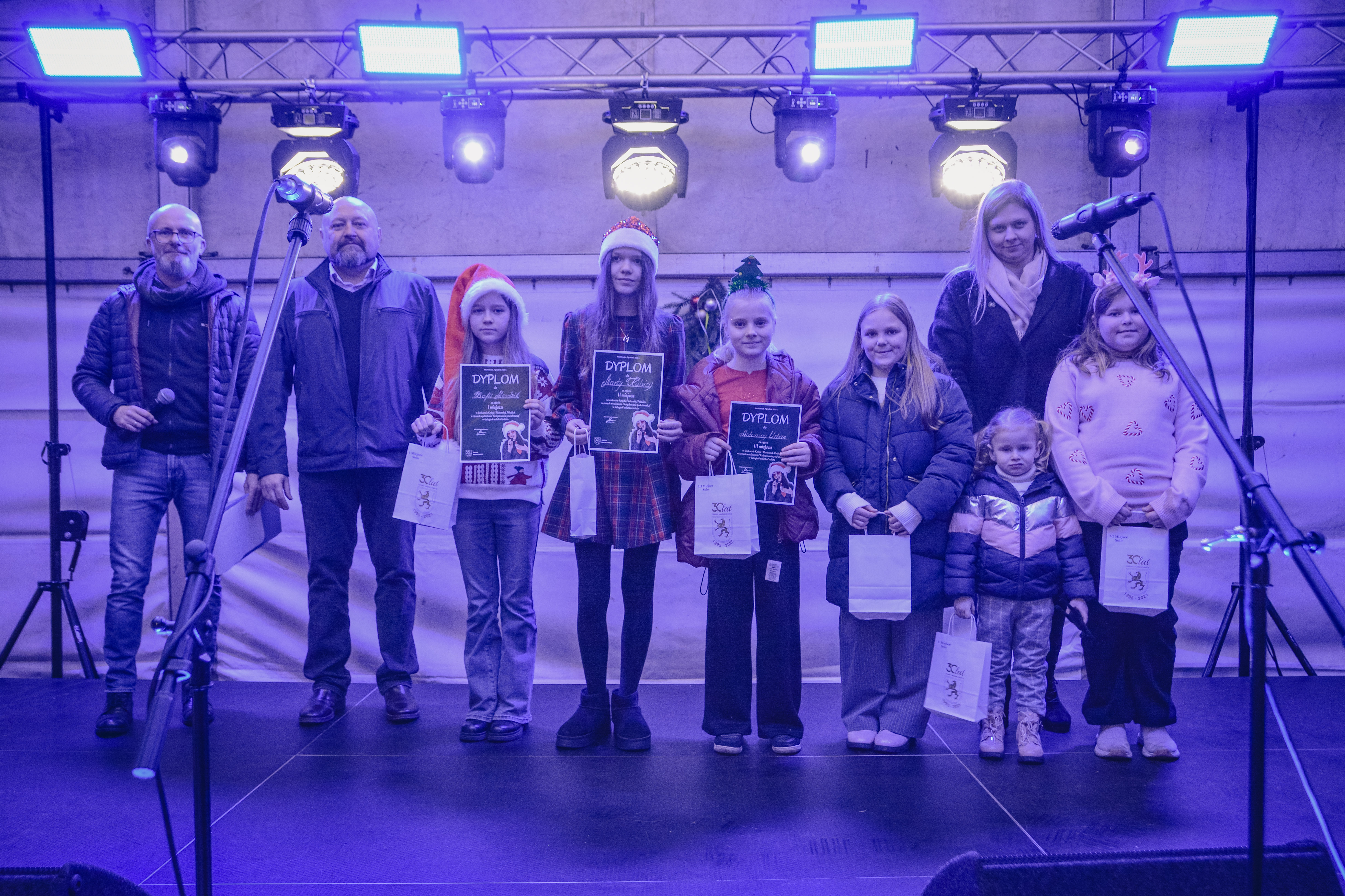Na scenie osoby nagrodzone w&nbsp;konkursie kolędowym w&nbsp;ramach wydarzenia "Kolędowanie pod chmurką"