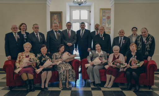 Na korytarzu w Pałacu Dietrichsteinów pary obchodzące Jubileusz Złotych Godów