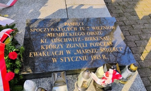 Płyta upamiętniająca 7 więźniów niemieckiego obozu KL Auschwitz-Birkenau, którzy zginęli w Marszu Śmierci na terenie Marklowic