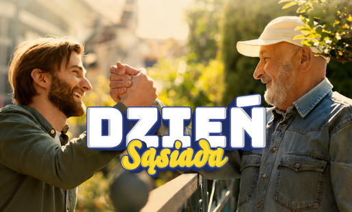 Dwoje mężczyzn - starszy i młodszy - podaje sobie rekę przez płot, uśmiechają się